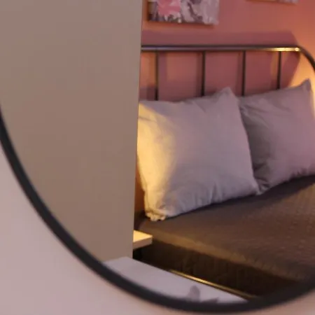 The Romantic Traveller Apartment