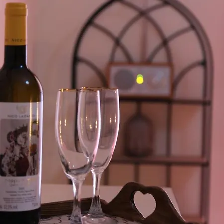 The Romantic Traveller Apartment